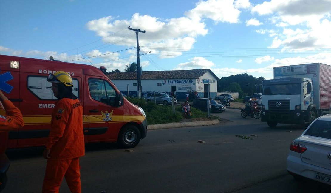 Motociclista fica ferido após colidir contra caminhão na AL-220, em Arapiraca