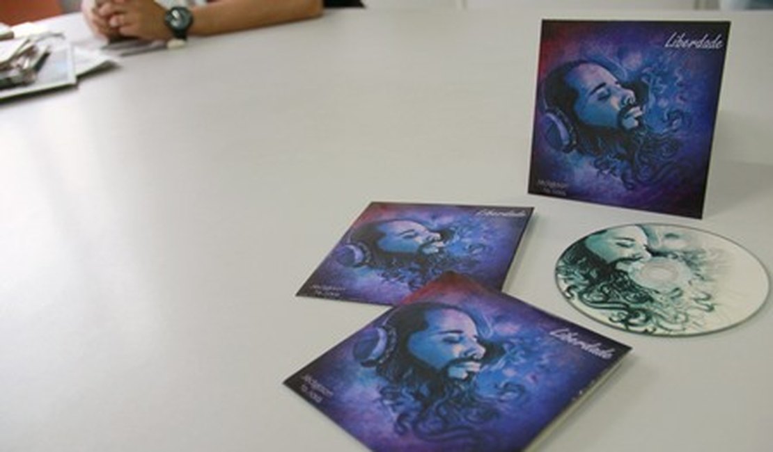 Cantor arapiraquense lança seu primeiro álbum 'Liberdade'