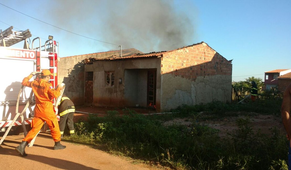 Bombeiros controlam incêndio em residência na zona rural de Arapiraca