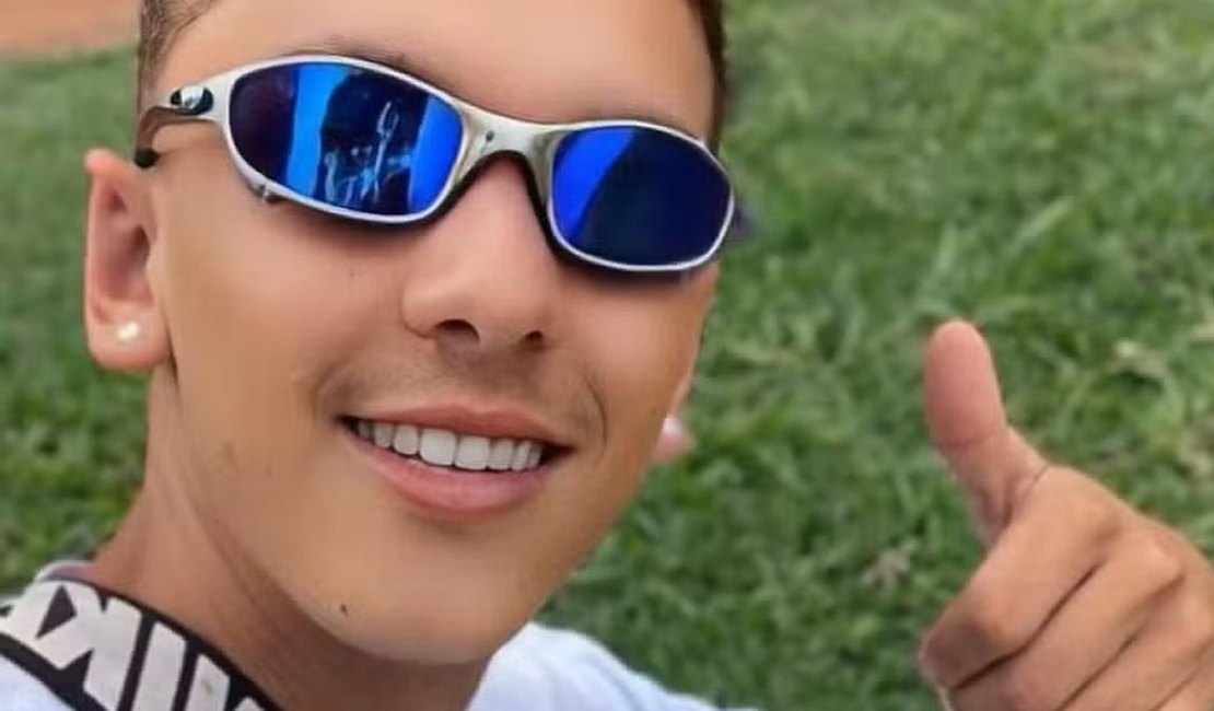 Influencer de 27 anos morre atropelado por caminhão após cair da garupa de moto