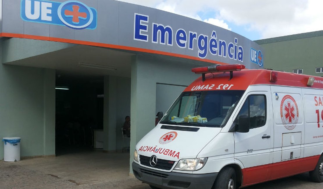 Homem é socorrido após ser esfaqueado pela companheira, em Arapiraca