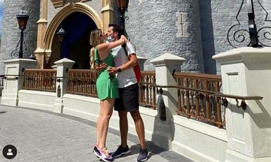 Dani Calabresa é pedida em casamento na Disney