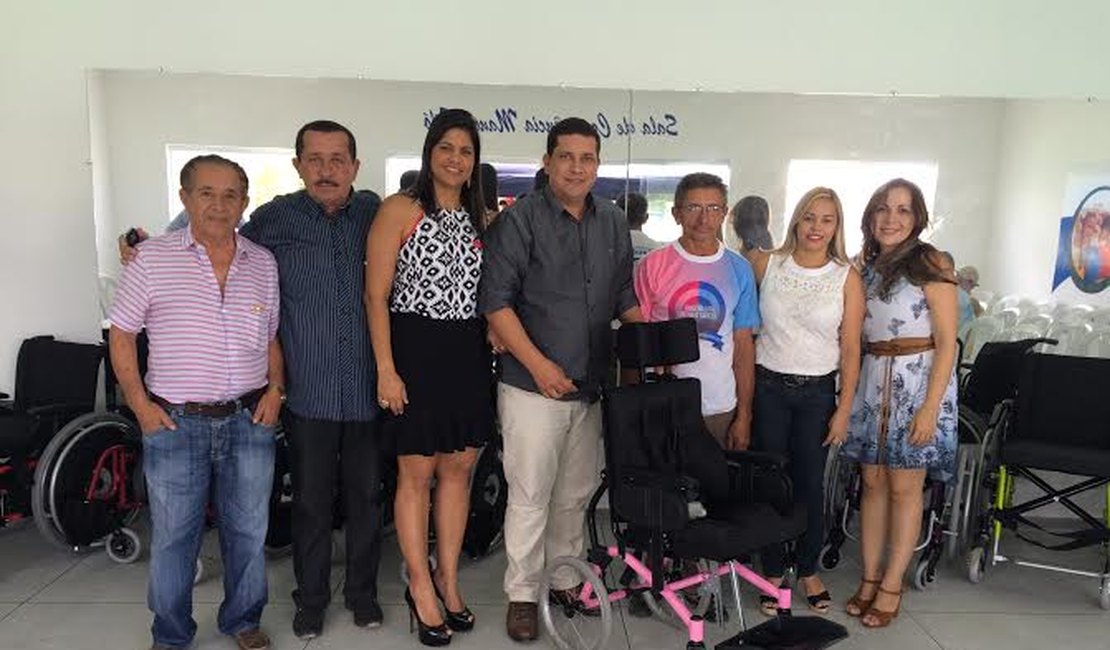 Prefeito Fabinho Aurélio entrega cadeiras de rodas a portadores de necessidades especiais