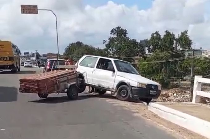 Veículo com reboque carregado de madeiras quase despenca em ribanceira no viaduto da AL-220, em Arapiraca