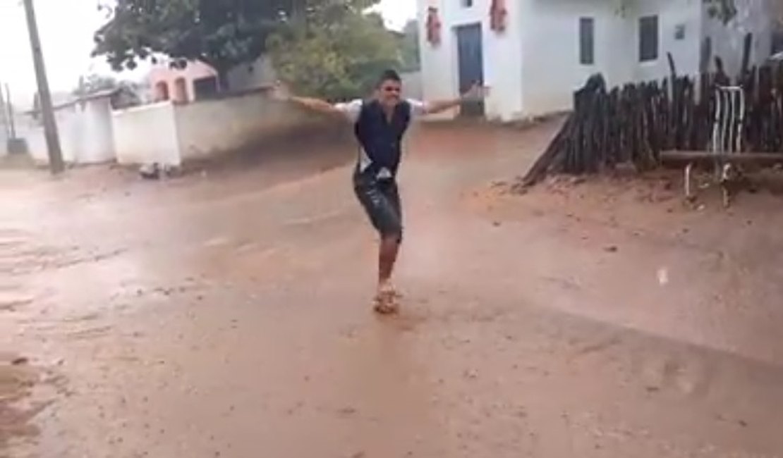 Vídeo de sertanejo comemorando chegada de chuva viraliza na web