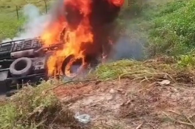 Caminhão pega fogo após tombar em ribanceira na zona rural de São Miguel dos Campos