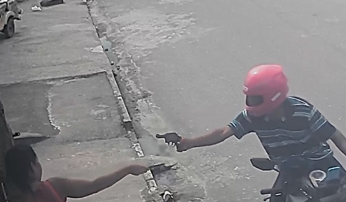 Imagens mostram assalto à mão armada contra mulher e filha na capital alagoana