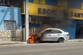 Carro colide com poste e pega fogo no centro de Delmiro Gouveia