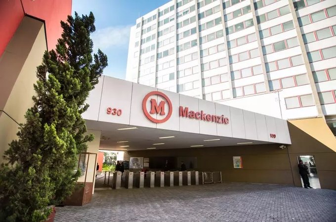 Adolescente de 15 anos é internada após sofrer bullying, ataques racistas e homofóbicos