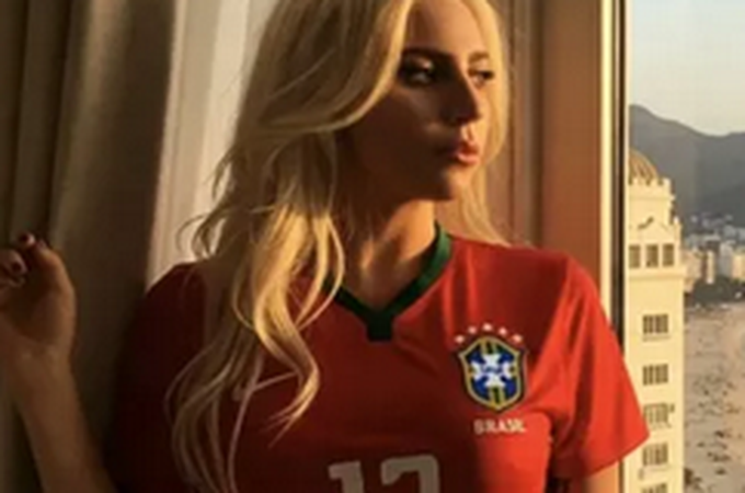 É fake que Lady Gaga usou camisa vermelha da seleção brasileira com o número 13
