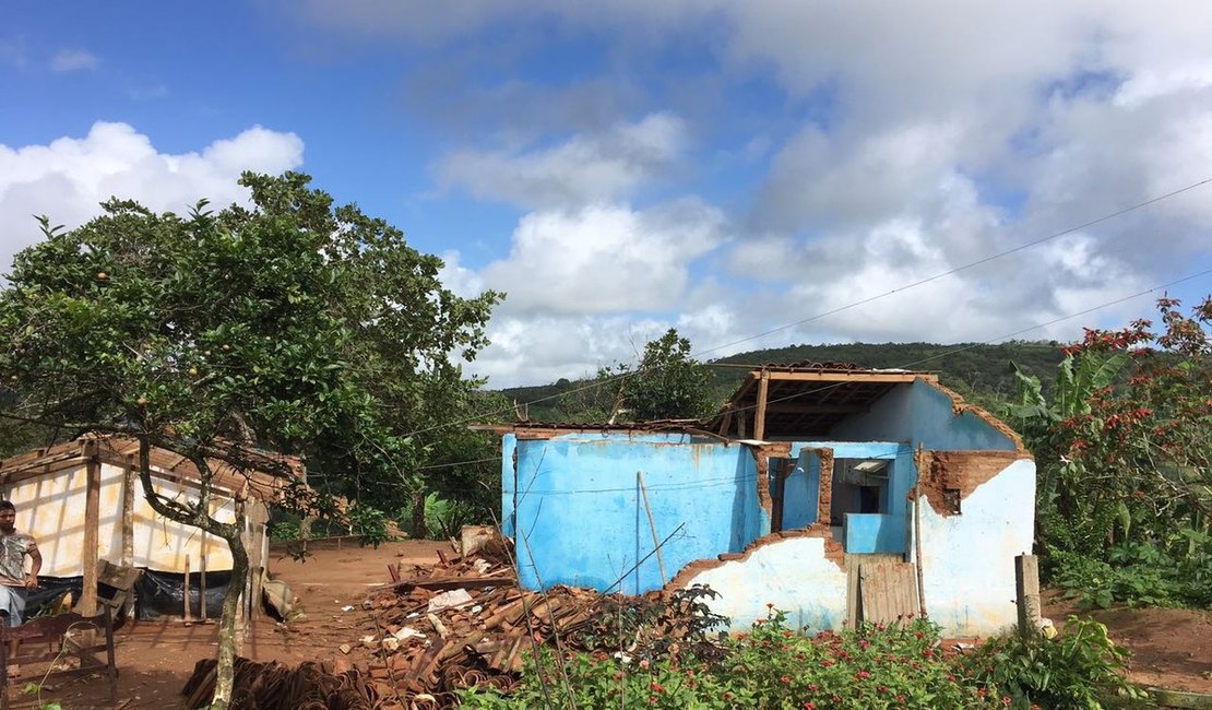 Casas desabam e deixam famílias desabrigadas no Agreste alagoano