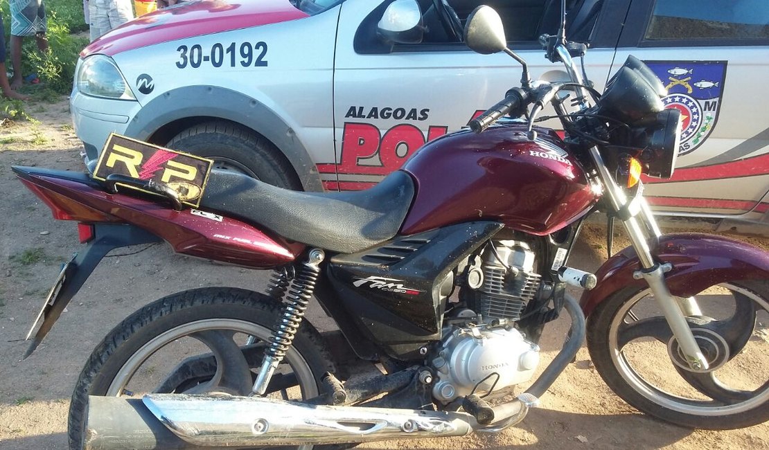 Rádio Patrulha encontra moto roubada abandonada em estrada vicinal de Arapiraca