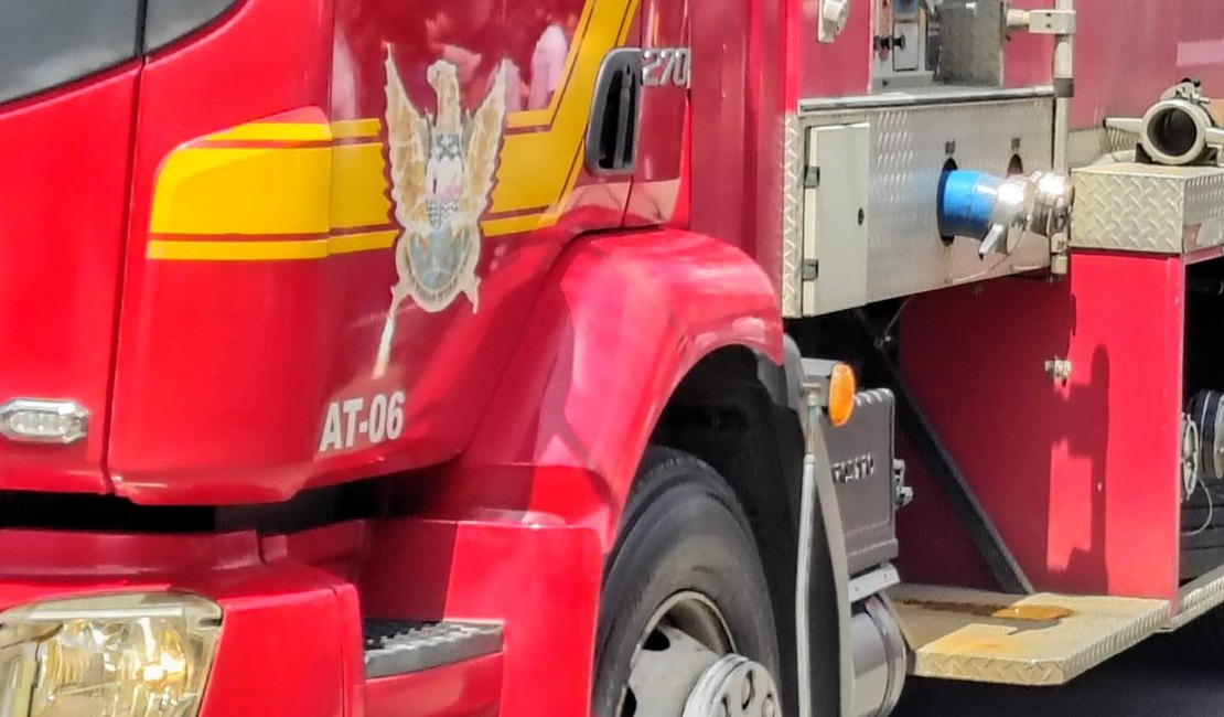 Incêndio em residência mobiliza 12 bombeiros na Grota do Cigano, em Maceió