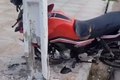 Poste fica destruído após colisão de moto, no bairro Santa Edwiges em Arapiraca