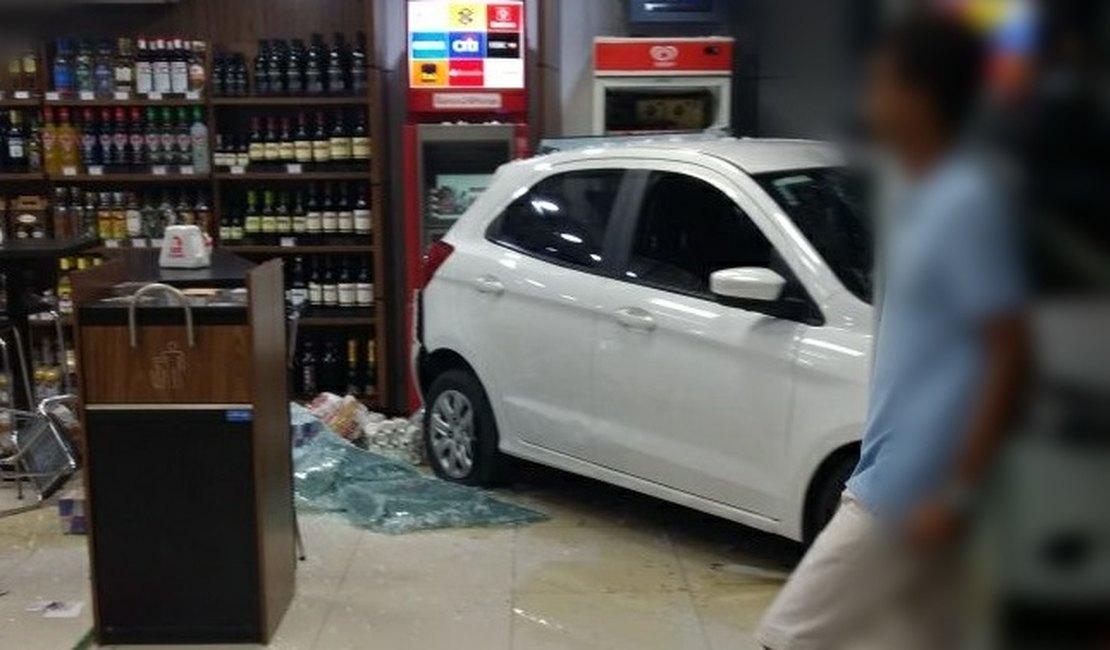 Veículo invade loja de conveniência de posto de combustíveis em Maceió