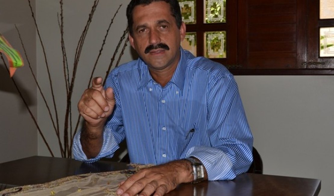 Polícia cumpre mandados de busca em imóveis de prefeito de Limoeiro de Anadia