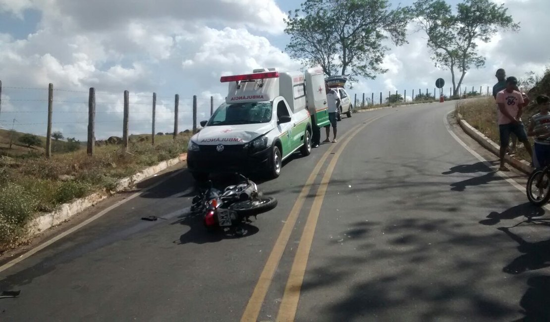Motociclista fica gravemente ferido após colidir contra ambulância