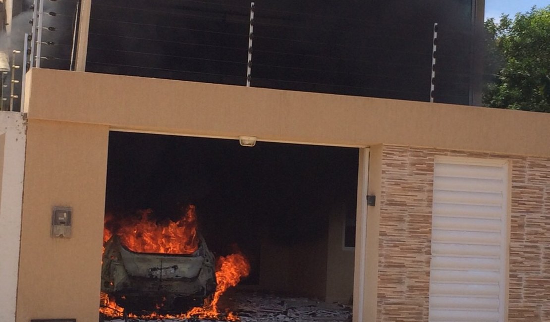 Carro pega fogo em garagem de residência em Arapiraca