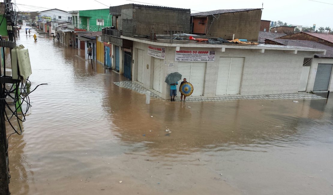 Ruas de São Miguel dos Campos ficam alagadas com as chuvas desta segunda (18)