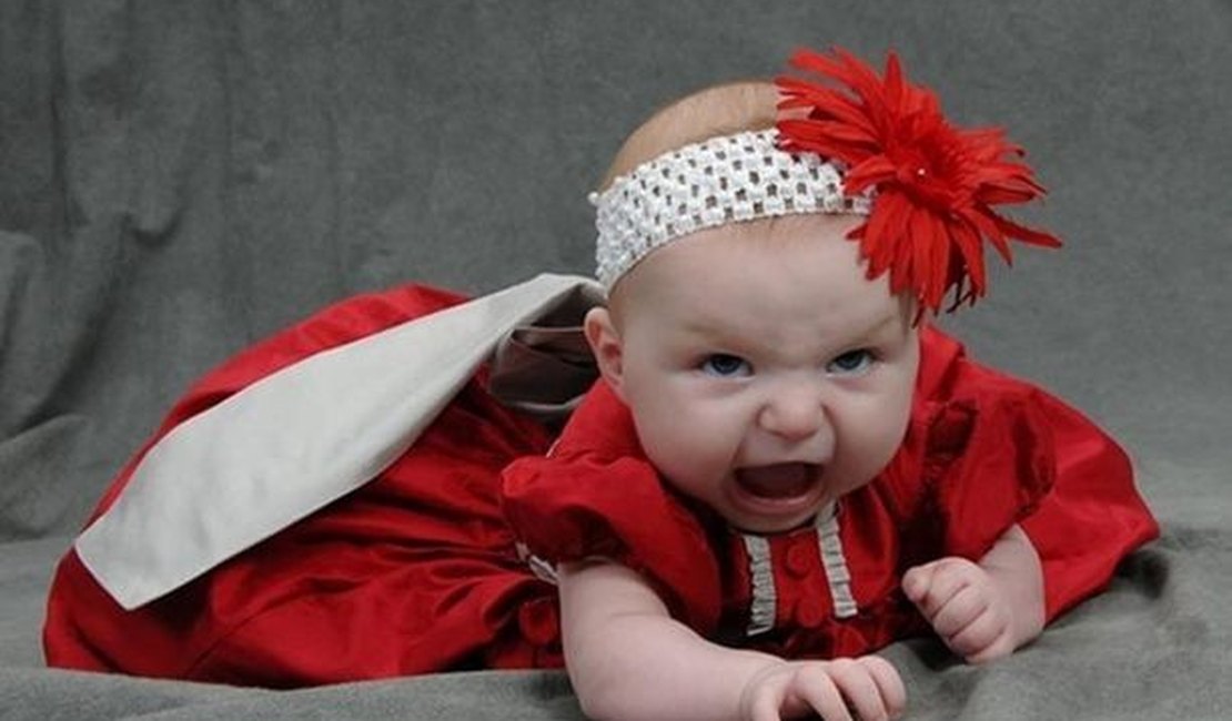 Fotos de bebês bravos fazem sucesso na internet