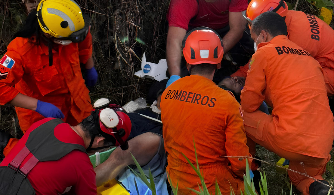 Homem de 53 anos é resgatado pelo Corpo de Bombeiros após cair em ribanceira em Capela