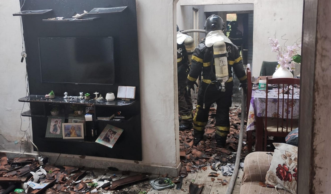 Corpo de Bombeiros combate incêndio em residência e socorre idosa em Maceió