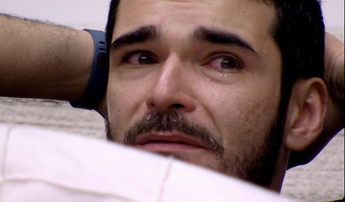 Alan chora ao lembrar da família e diz estar decepcionado