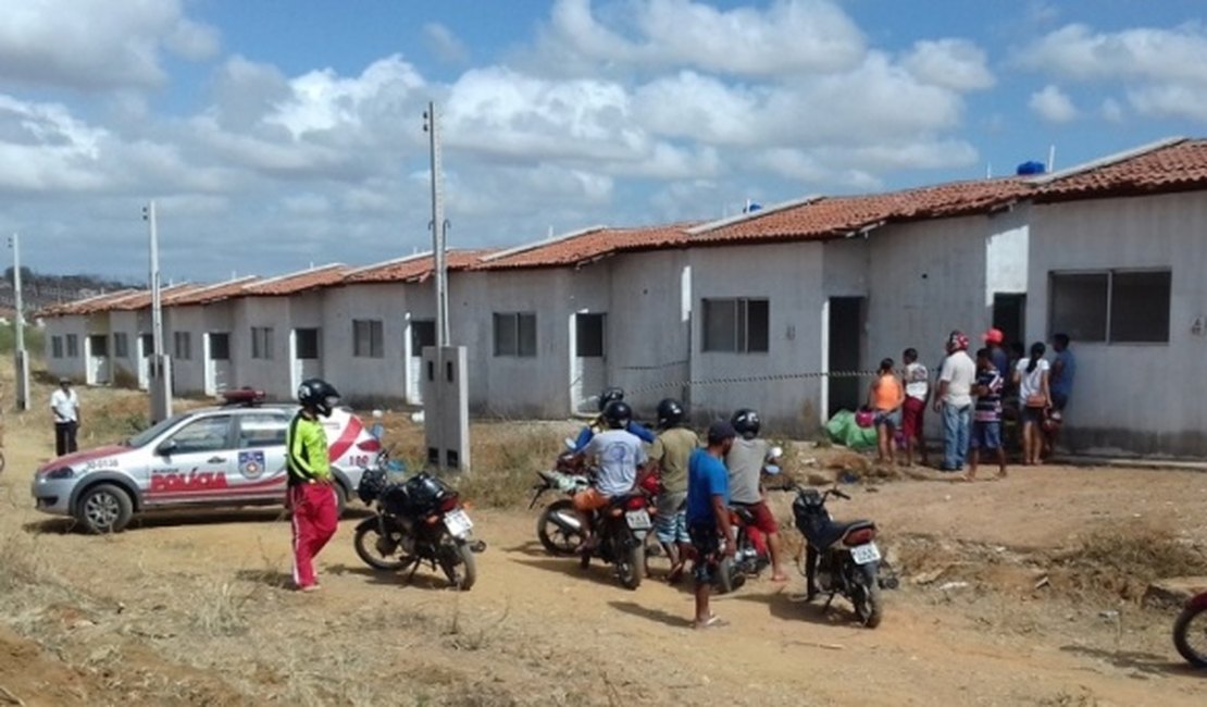 Trio encapuzado invade residência e mata homem em Palmeira dos Índios