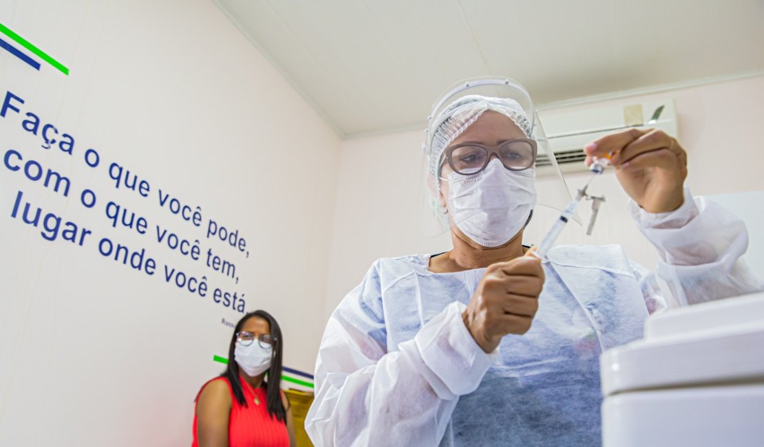 Covid-19: Hospital Regional de Arapiraca vacina todos os funcionários