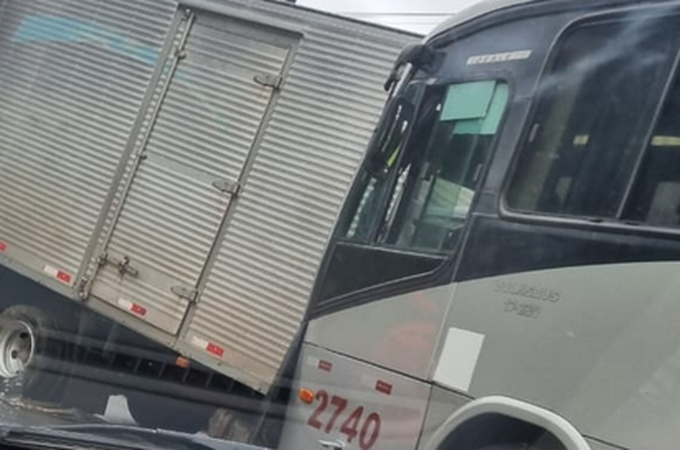Acidente envolve ônibus, caminhão-baú e carro na AL-416, em Ibateguara