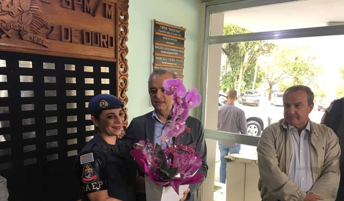 PM que matou ladrão na porta da escola é homenageada: 'Pensei apenas em defender as mães, as crianças'