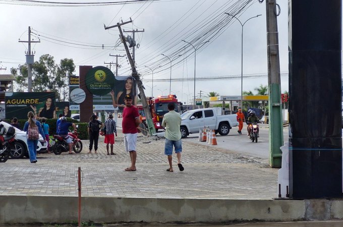 Carro colide com poste e provoca princípio de incêndio próximo à Unidade de Emergência do Agreste, em Arapiraca