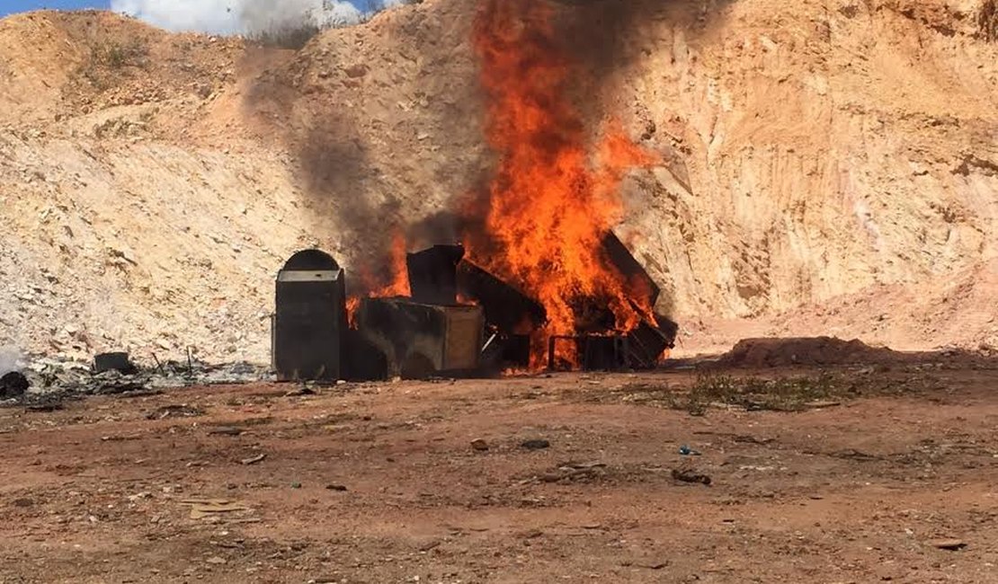 Cerca de 100 máquinas caça-níqueis são queimadas em Arapiraca