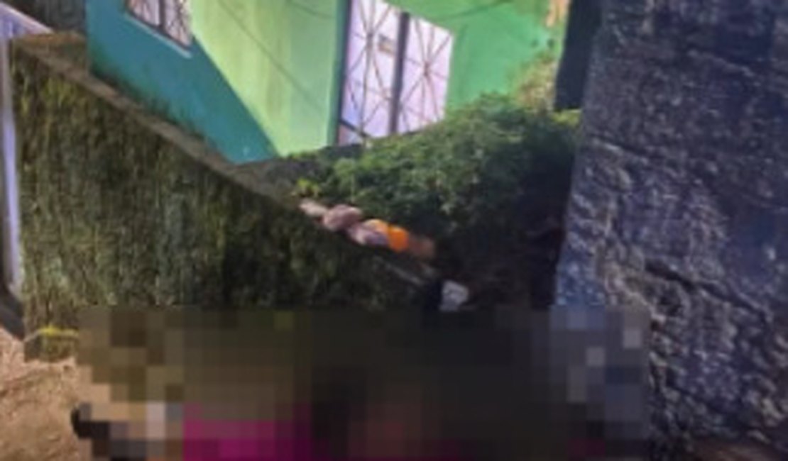 Jovens naturais de Arapiraca são assassinados em escadaria de grota em Maceió