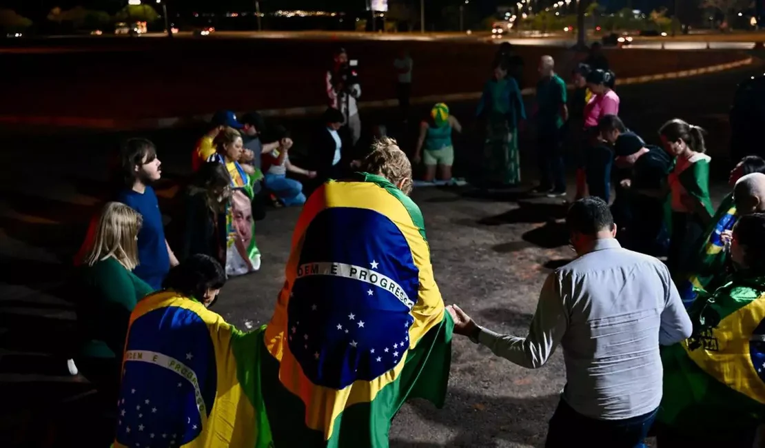 Apoiadores fazem vigília em frente ao condomínio de Bolsonaro em Brasília