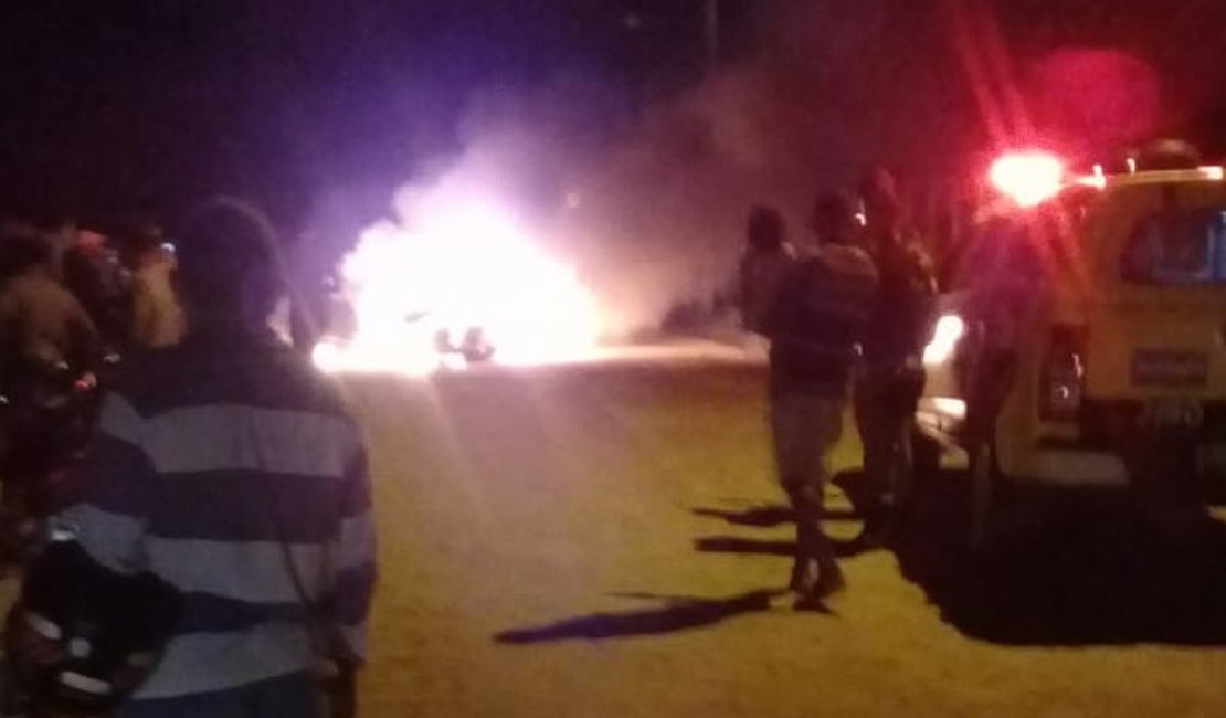 Homem é encontrado carbonizado ao lado de carro em chamas em Arapiraca