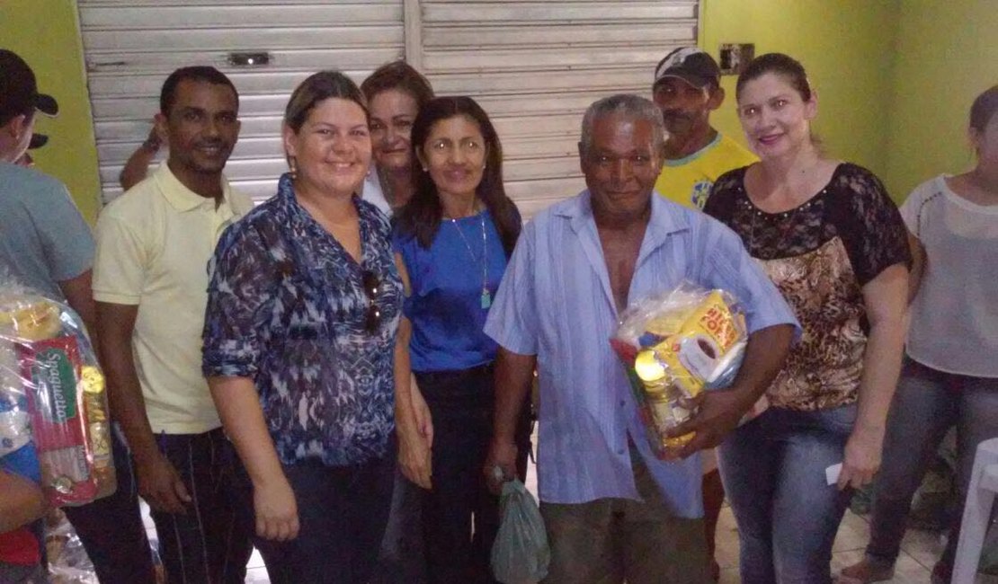 Prefeitura distribui peixes e cestas básicas para famílias de Feira Grande