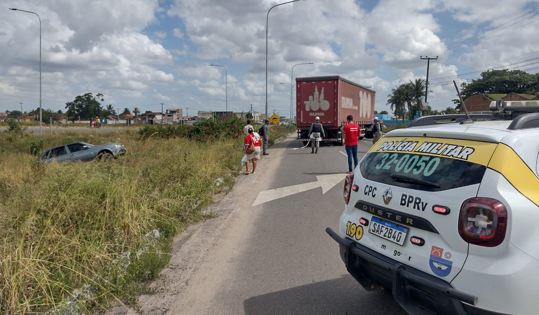 Casal de Teotônio Vilela que voltava do médico tem carro atingido por carreta na AL 110, em Arapiraca