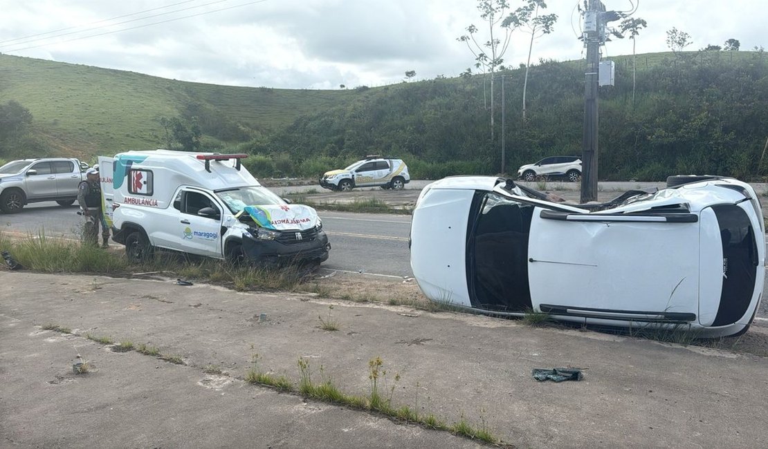 Colisão entre ambulância e carro deixa paciente morto na AL-105, em Matriz do Camaragibe