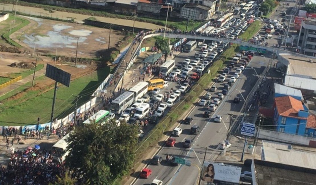 Estudantes liberam Fernandes Lima após protesto por transporte escolar