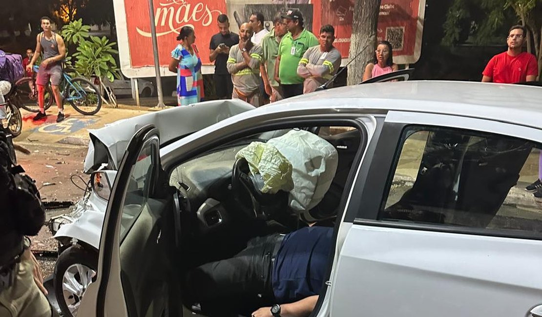 Motorista de carro de passeio fica ferido ao colidir com veículo do ex-vereador, em Palmeira dos Índios