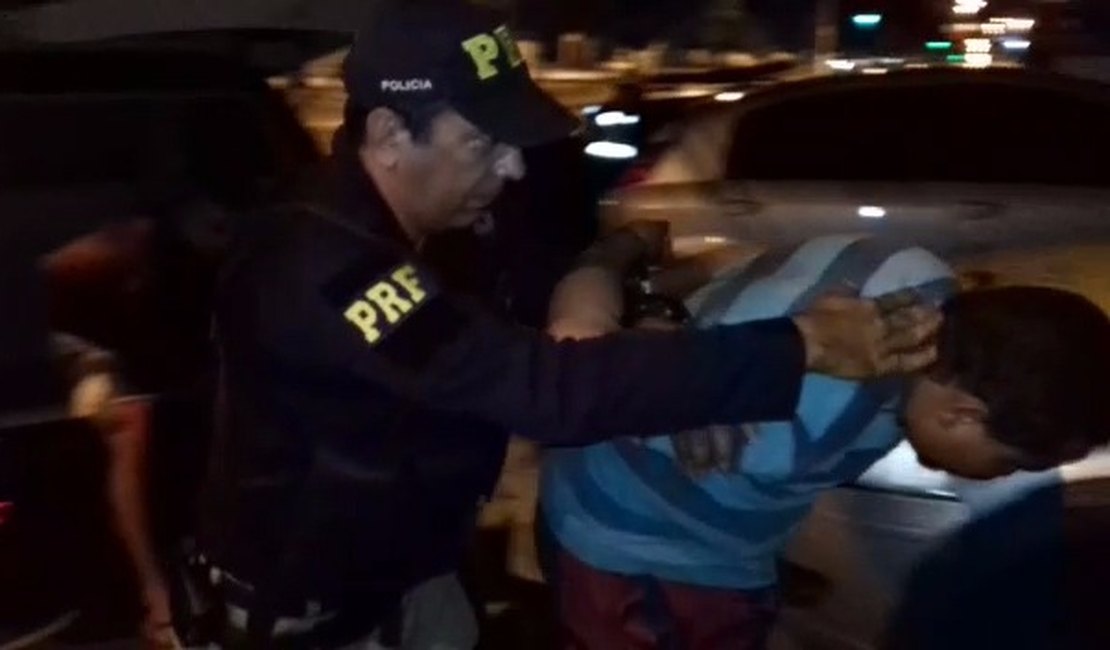 PRF prende homens armados na BR 101 em Rio Largo