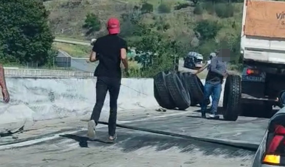 Motorista fica ferido após carreta tombar e carga é 100% saqueada em rodovia de Alagoas