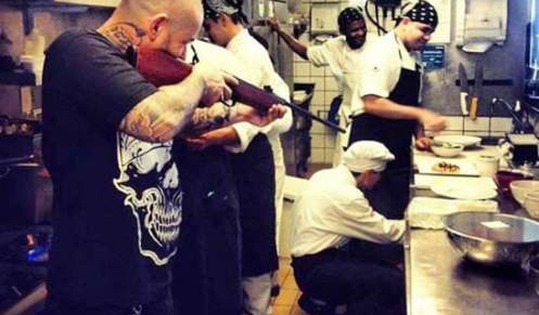 Jurado do “Masterchef” causa polêmica ao apontar arma para funcionários: “Padrão e qualidade 100%”