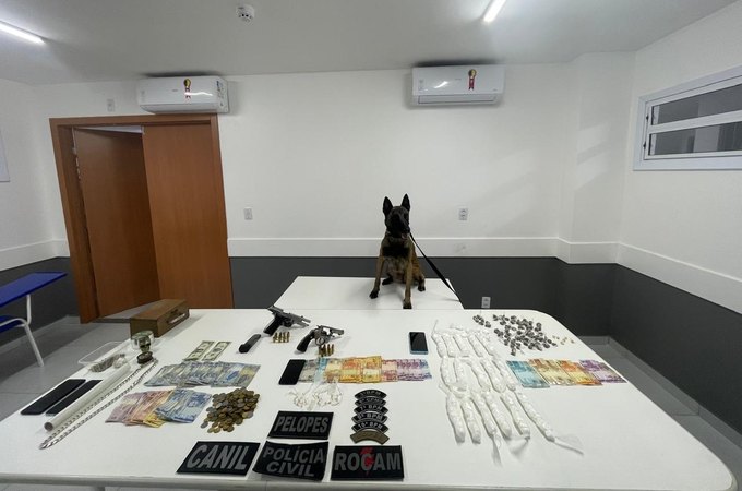 Policiais militares flagram homem com drogas, dinheiro e revólver durante cumprimento de mandado em Santana do Ipanema