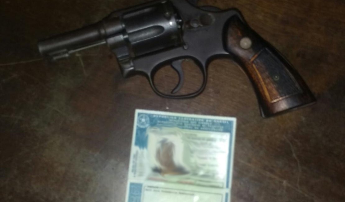 Jovem é detido por porte ilegal de arma de fogo, em Traipu