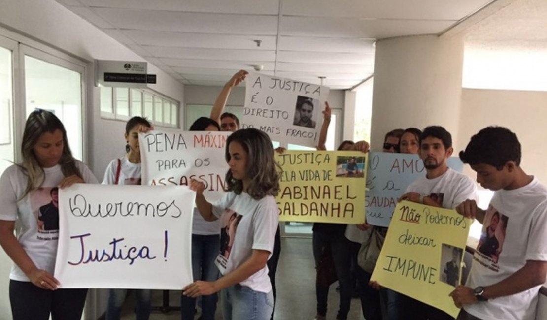 Familiares e amigos de Abinael Saldanha cobram Justiça em Fórum de Maceió