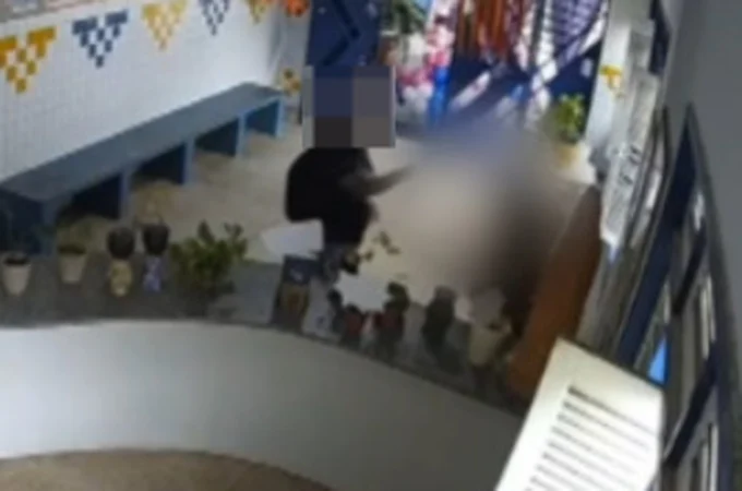 VÍDEO: Mulheres são flagradas agredindo servidora pública em escola de Dois Riachos