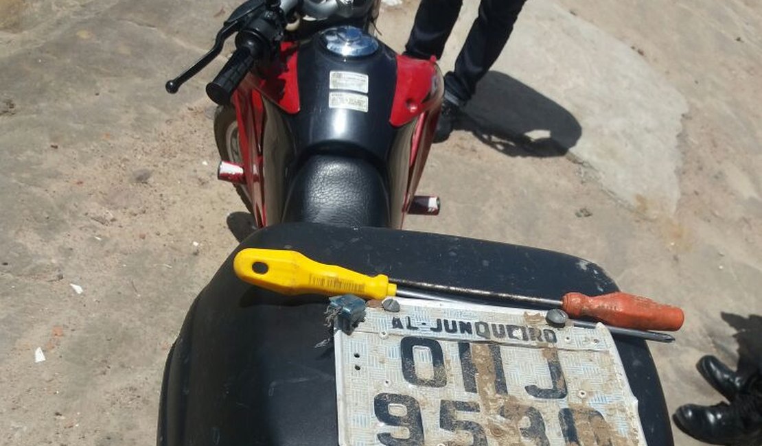 Polícia recupera moto roubada de guarda municipal usada em homicídio no Agreste
