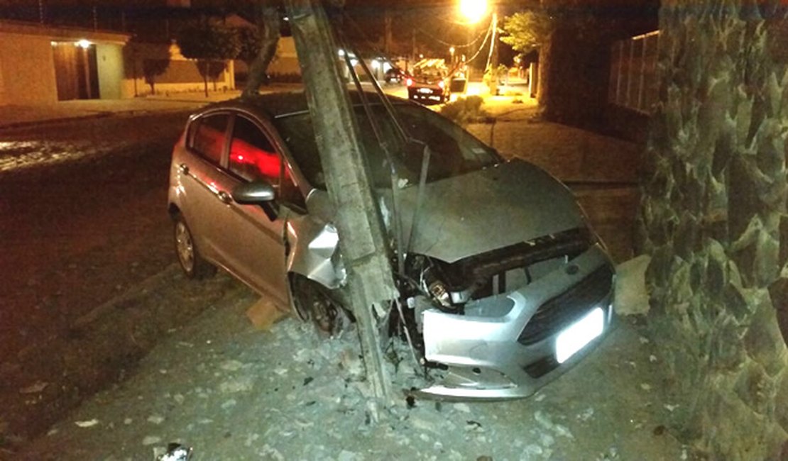 Motorista perde controle e bate em poste em frente ao Cartório Eleitoral de Arapiraca